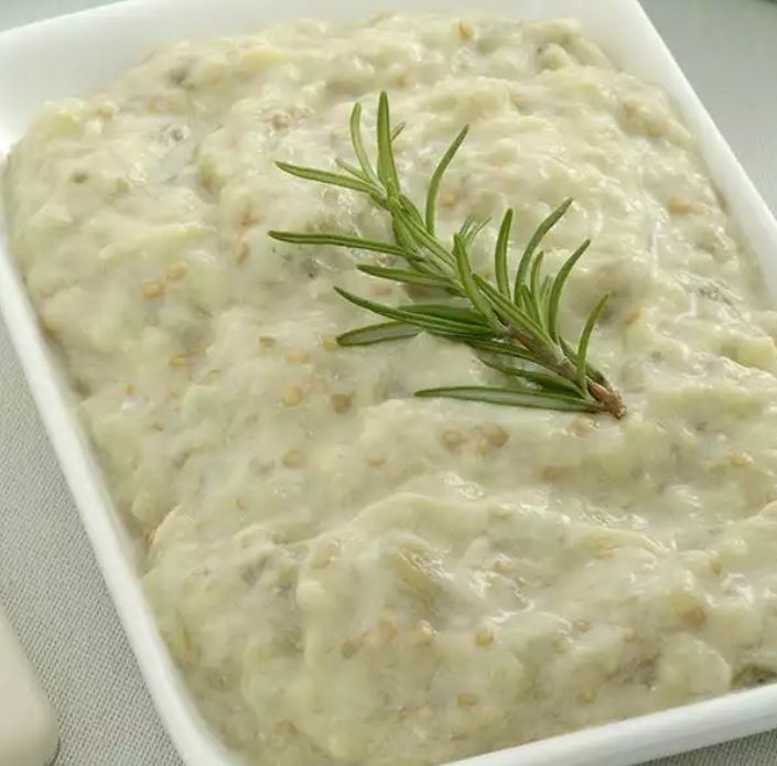 Eggplant salad with yogurt (Yoğurtlu patlıcan salatası)